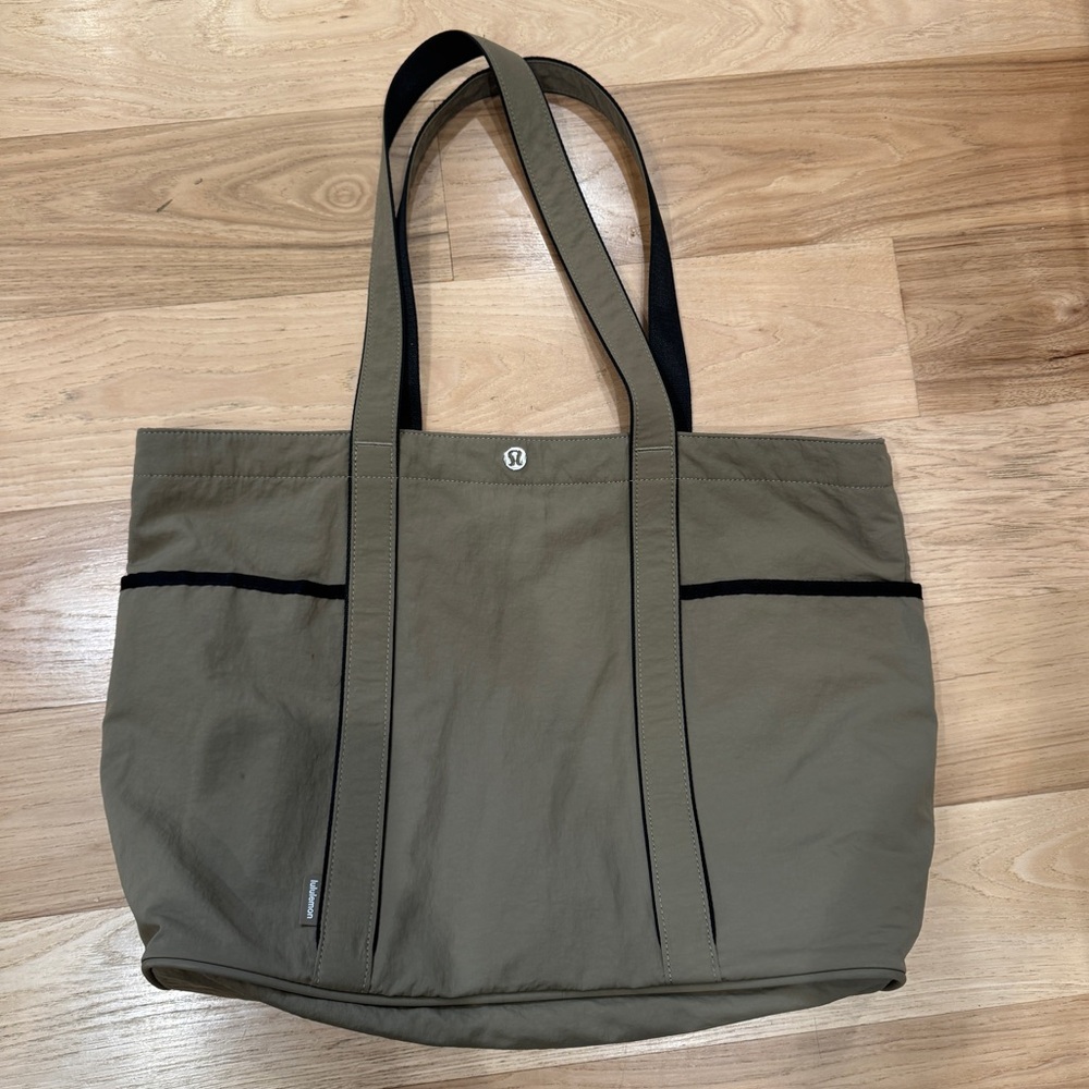 Lululemon Daily Multi-Pocket Tote Bag 20L - Picture 2 of 4